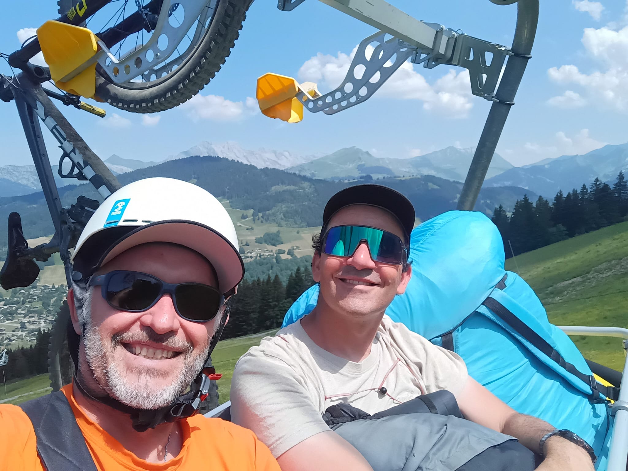 Sam et Julien, pilotes d’Aravis Parapente à La Clusaz